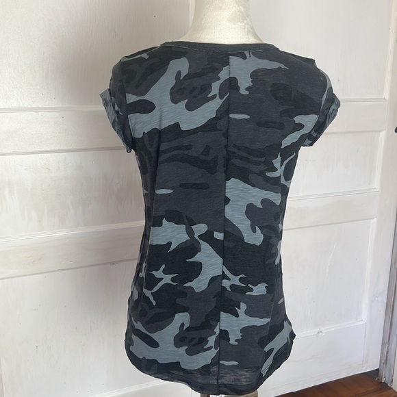 FREE PEOPLE WE THE FREE SZ S CAMO TEE RAW EDGES ROLLED SLEEVES SHEER LIGHTWEIGHT - Picture 4 of 10